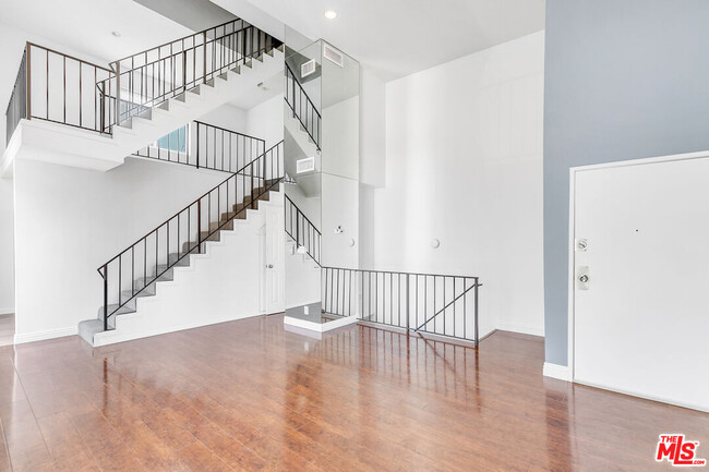 Building Photo - 815 N Las Palmas Ave