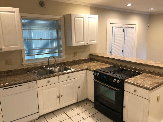 Building Photo - Great Emory Area Rental