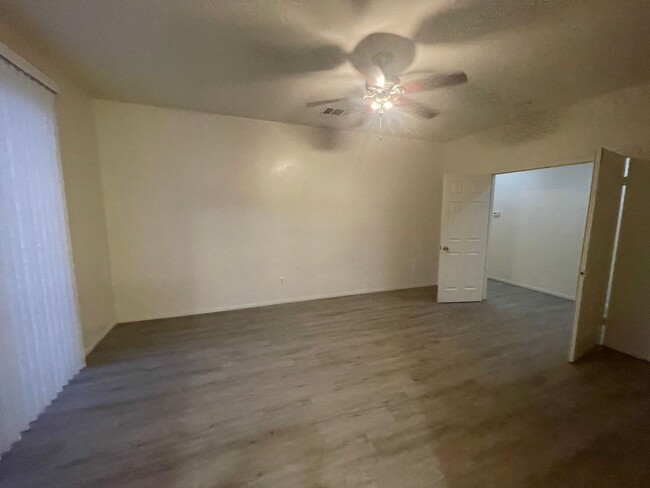 Building Photo - Hesperia- 3 Bedrooms, 2 bathrooms, New pai...