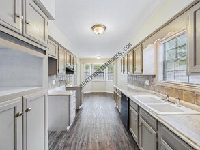 Building Photo - 303 May St