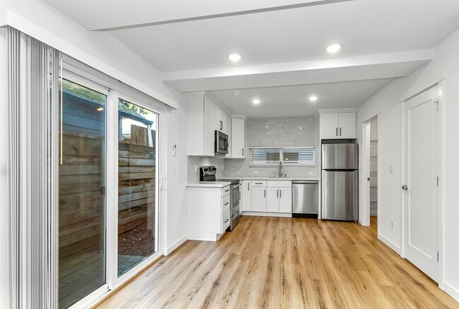 Building Photo - 1040 S Donovan St