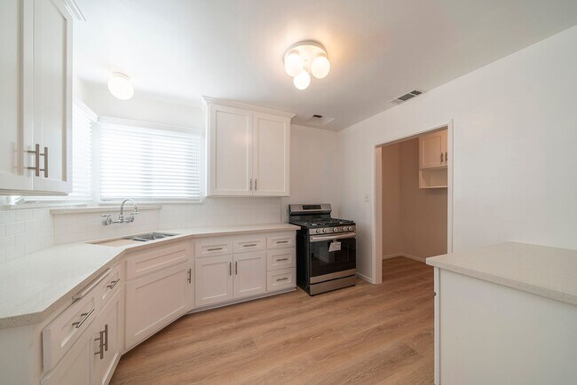 Building Photo - Charming Manhattan Beach Home Rental!
