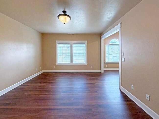 Building Photo - 520 Honeysuckle Ln