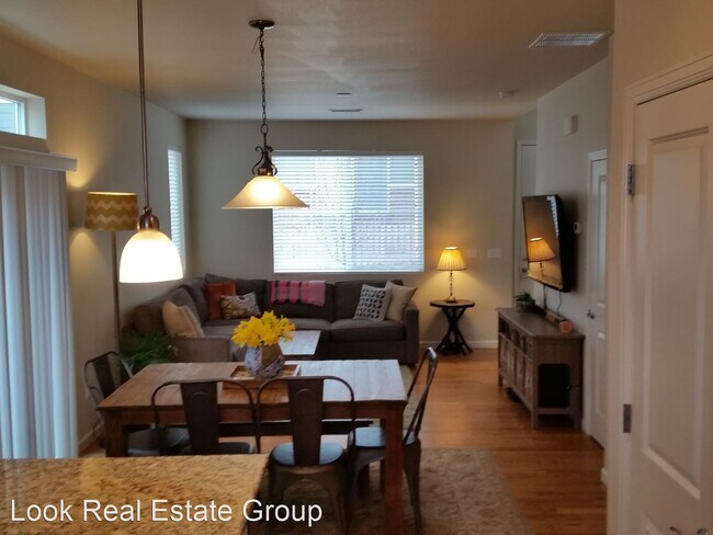 Building Photo - 3 br, 2.5 bath House - 2234 Tamarac St