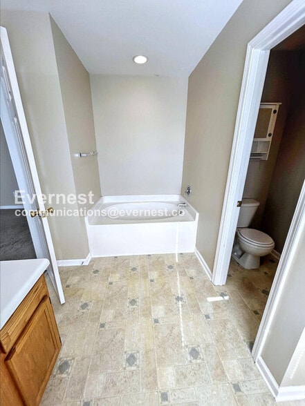 Building Photo - 941 Ujamaa Dr