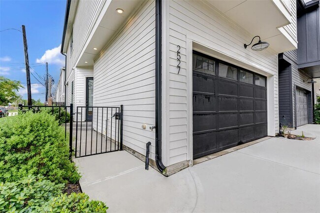 Building Photo - 2527 Judiway St