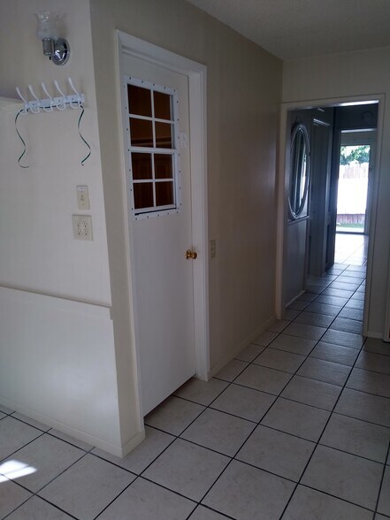 br #3 door: cozy - sunny - 1843 E Palmyra Ave