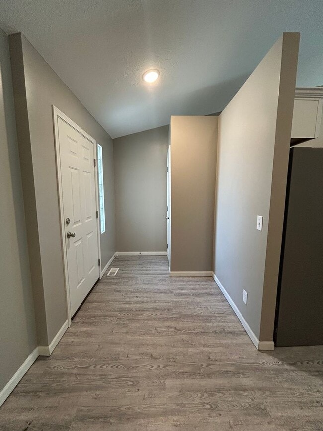 Building Photo - Spacious 4 Bedroom Duplex Near Village Pointe