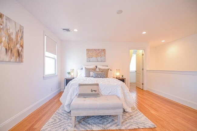 Building Photo - Spacious 3BR End-Unit Townhome with Finished Basement & Tandem Parking
