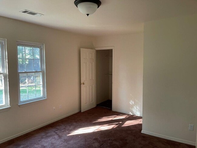 Building Photo - cute 2 bed 1 bath, fenced yard, small pet ok with deposit.