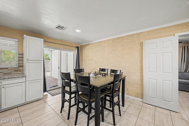 Building Photo - 515 E Vista Del Cerro Dr