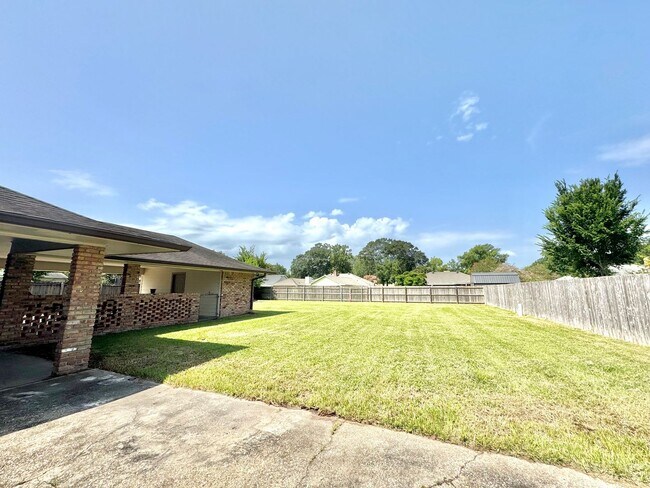 Building Photo - 5016 Five Frks Dr