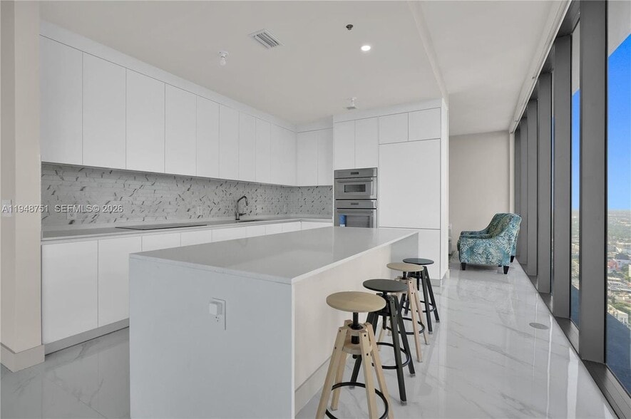 Building Photo - 700 NE 24th St