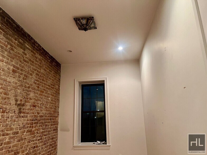 Building Photo - 6BR 3BA Historic Limestone Duplex In Crown...