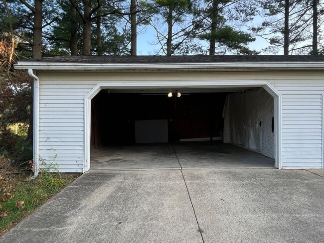 Building Photo - Three Bedroom in Mapleton Local School Dis...