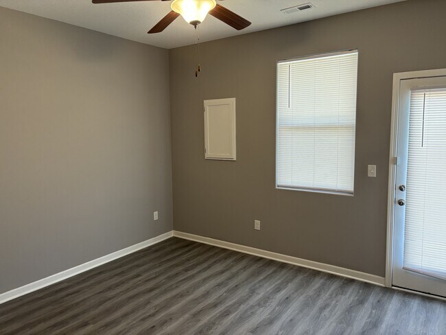 Building Photo - 464 S Longbranch Dr