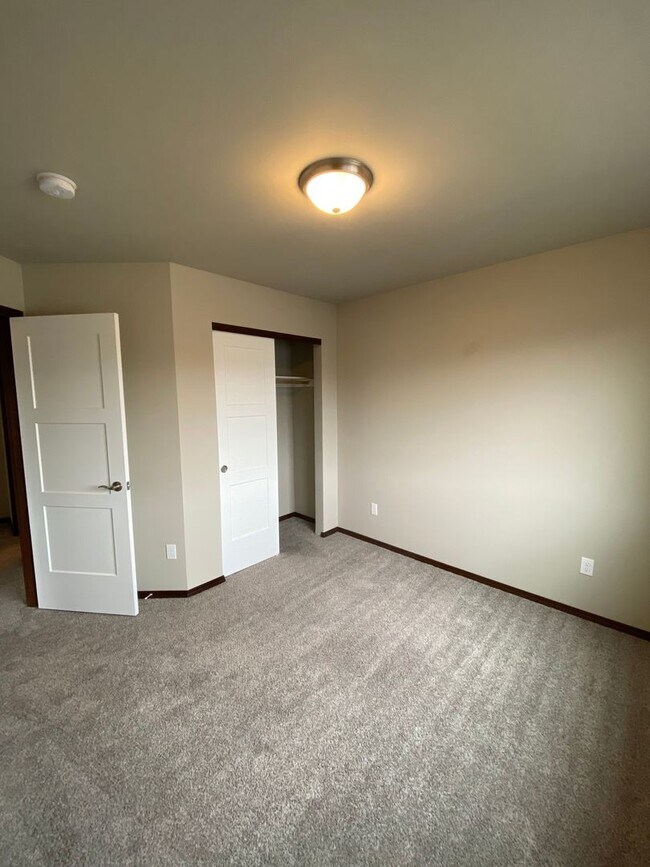 Building Photo - Beautiful 3 Bedroom 2.5  Bathroom Townhome w/ 2-car Garage - in the Eastmont School District!