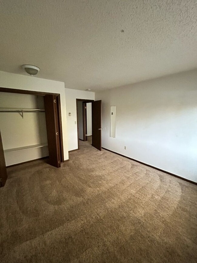 Building Photo - 2 Bedroom 1 Bathroom Centrally Located -MO...