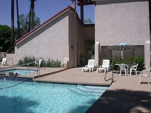 Building Photo - Spacious 2 bedroom 2 bath Townhouse near B...