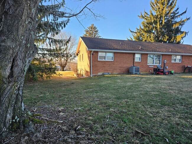Building Photo - Christiansburg, 3 BR / 2.5 BA, Available A...
