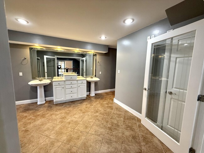 Building Photo - 98 Melrose Dr