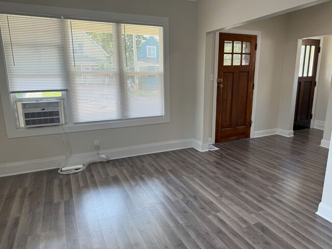 Building Photo - 5 bedroom home near Lincoln Park and Uptown