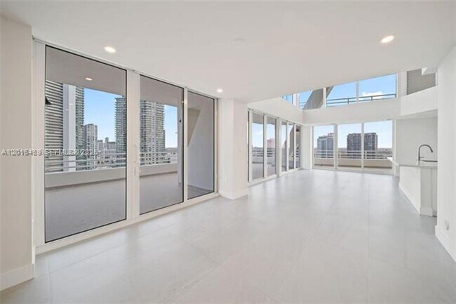 Building Photo - 555 NE 34th St
