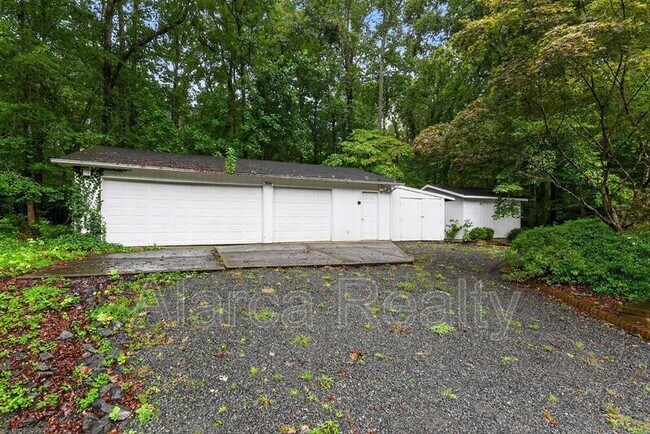 Building Photo - 409 Robinson Ave