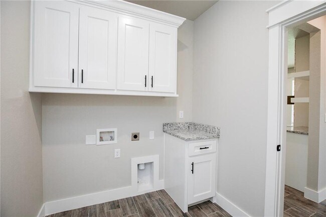 Building Photo - 104 White Oak St