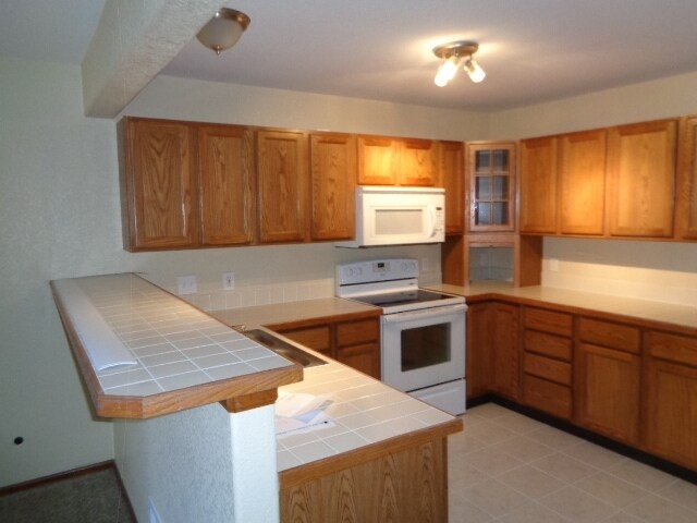 Building Photo - 2325 Hyacinth Rd