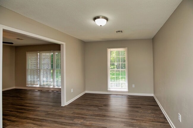 Building Photo - ** 4 Bed 2 Bath located in Ridgefield **Call 334-366-9198 to schedule a self tour