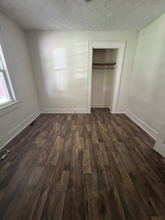Building Photo - "Charming 3-Bedroom Retreat in Hendersonville - Cozy 1314 Sq Ft Home Awaits!"