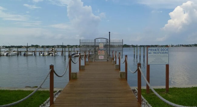 Building Photo - 825 Center St