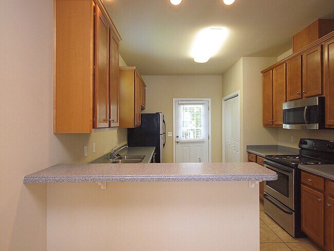 Building Photo - 4x4 House $550/bedroom