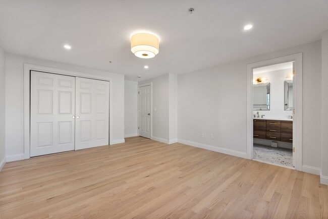 Building Photo - 7 Chatham Way