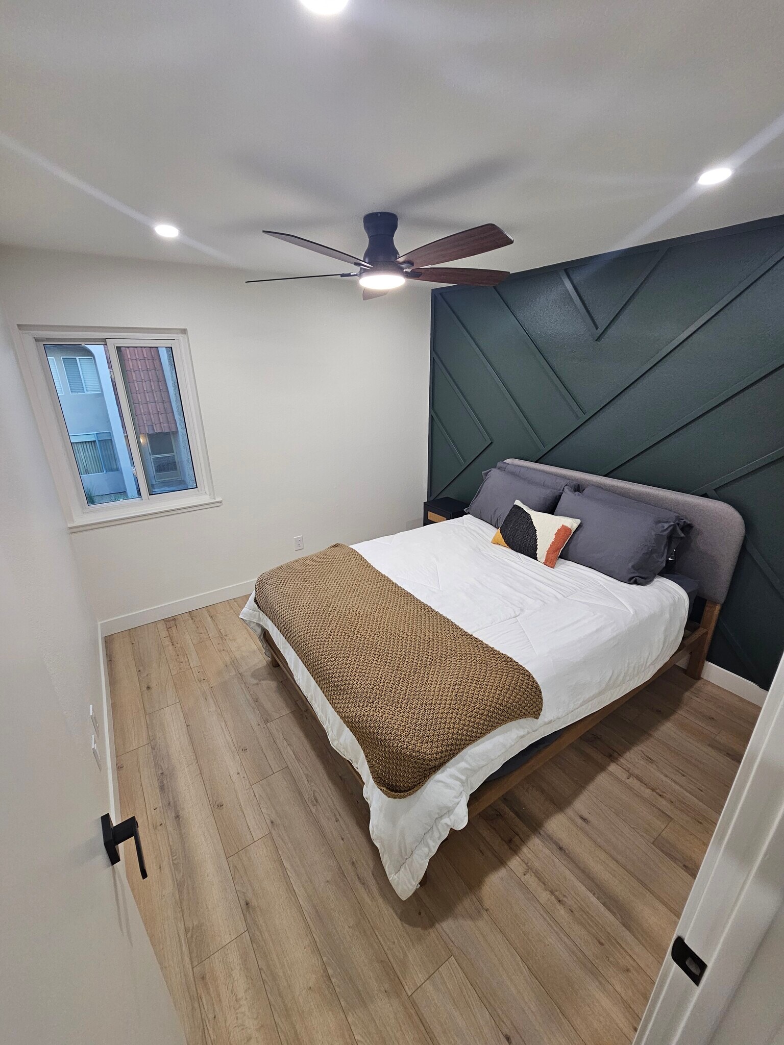 Building Photo - 266 E Via Escuela