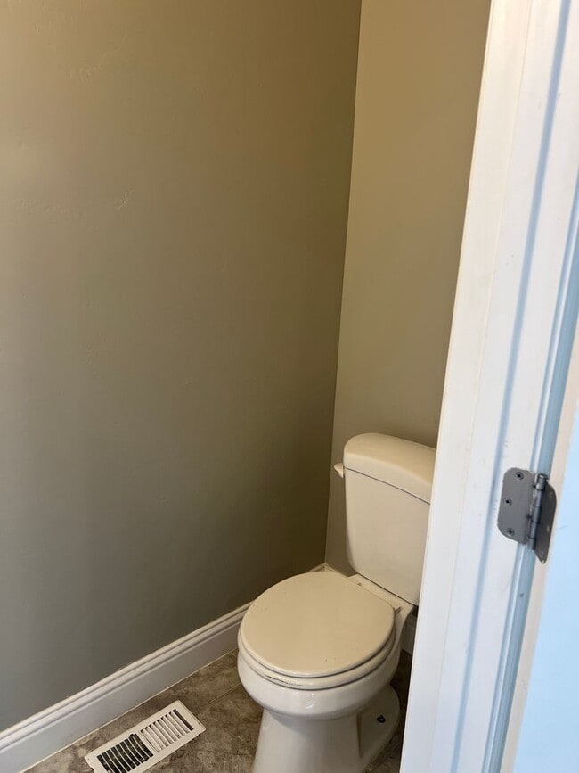Building Photo - Newly Remodeled Townhome