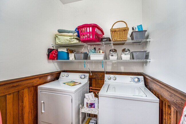 Building Photo - Beautiful 3 Bedroom/2 Bathroom First Floor Apartment in East Duluth Mansion - AVAILABLE JUNE!