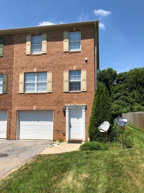 Primary Photo - Halfway Townhouse - close to shopping and ...