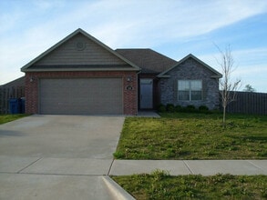 Building Photo - 2200 SW Montana Ave