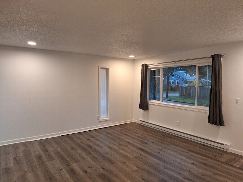 Double-pane Vinyl Windows - 6134 NE Oregon St