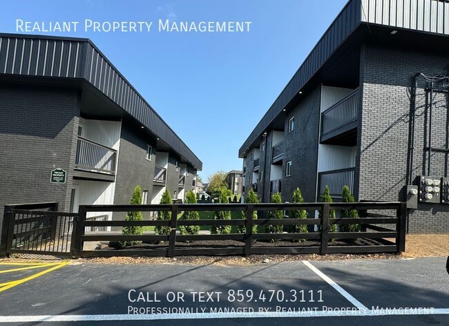 Building Photo - 209 Lakeshore Dr