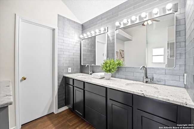 Building Photo - 10133 Sandyglen