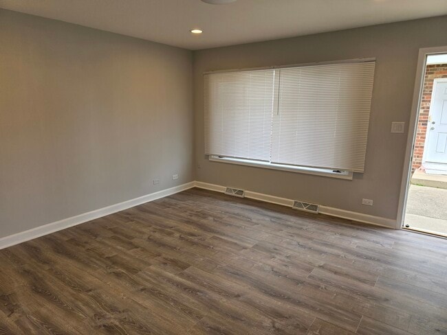 Building Photo - 336 Lilac Ln
