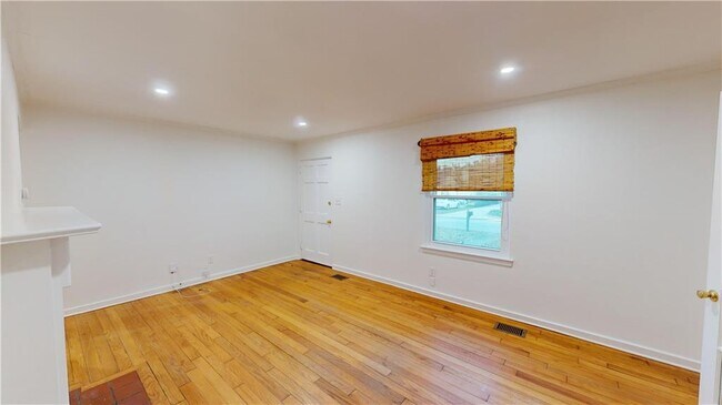 Building Photo - 11 Princess Anne Rd
