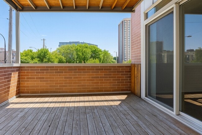 Building Photo - 1609 W Warren Blvd