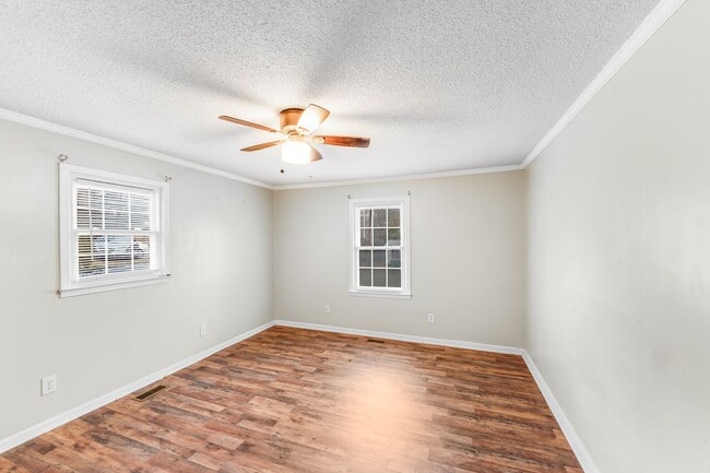 Building Photo - Move-In Ready 3-Bedroom Home with Spacious Yard to Enjoy!