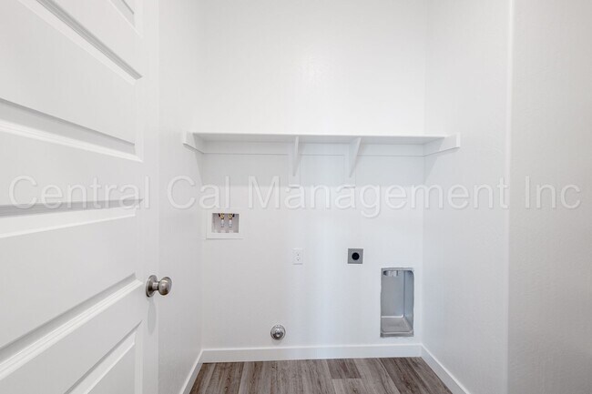 Building Photo - 4 Bedroom, 2 Bath Home with Solar in the S...