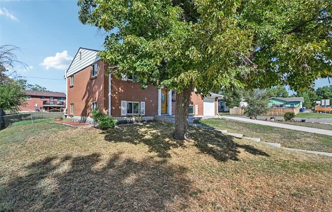 Building Photo - Welcome to this spacious 3+ bed, 2-bath bi-level home in Arvada - Available Now!