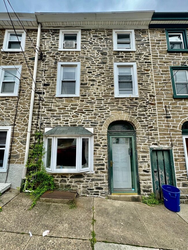Building Photo - 129 Levering St